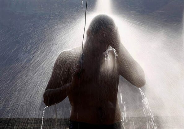 如果男人感到疲倦，他需要洗个对比淋浴